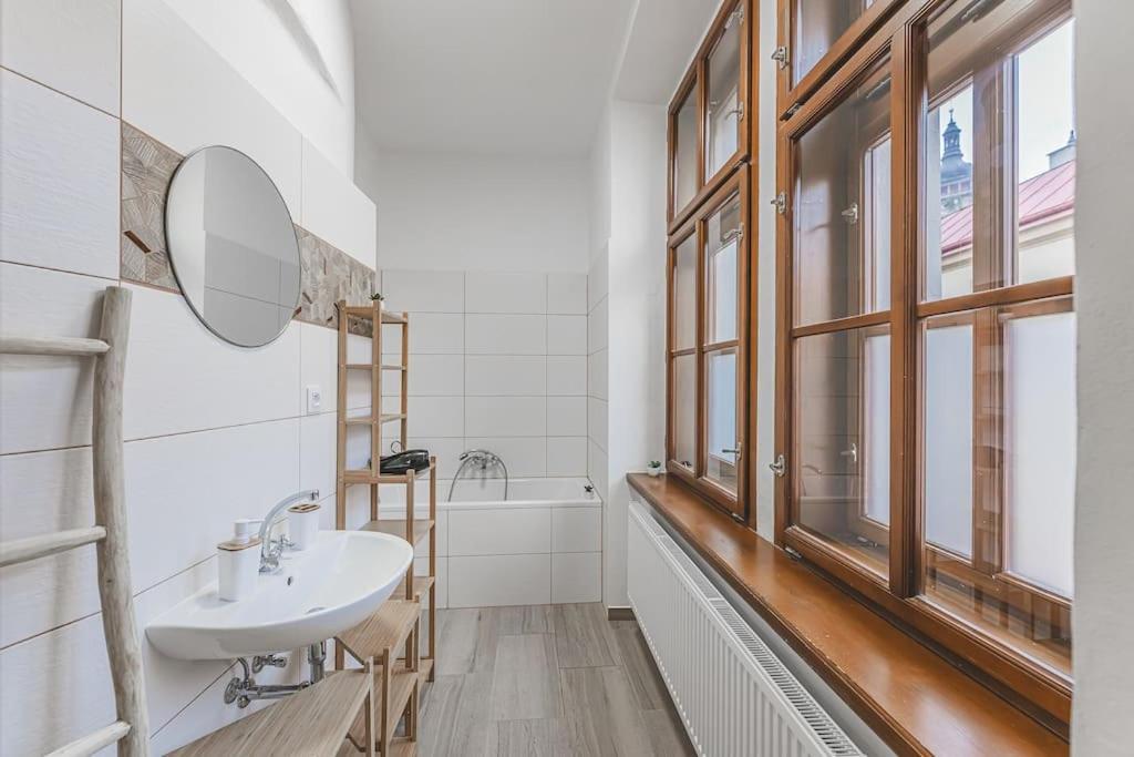 Carolina'S Yoga Apartment Hradec Králové Екстериор снимка